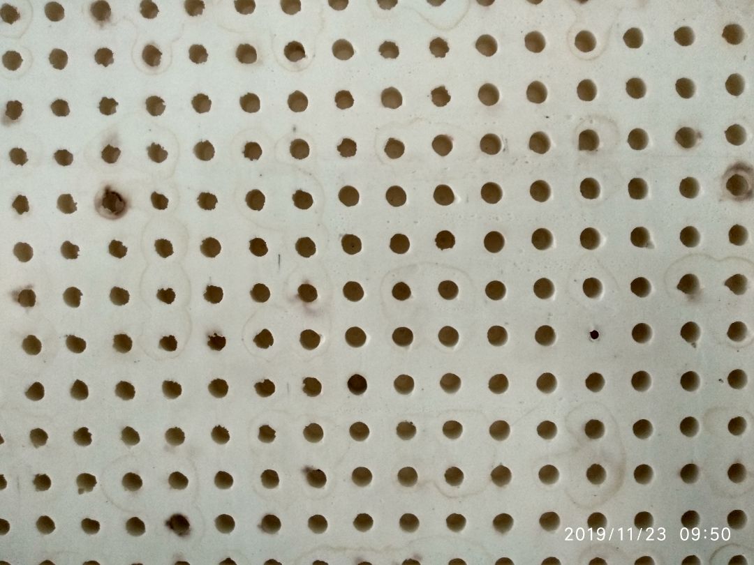 Nệm mới mua về đã như thế thật sự là rất không hài lòng, cảm giác nệm không được mới. Nệm này cũng rất nặng mùi :(