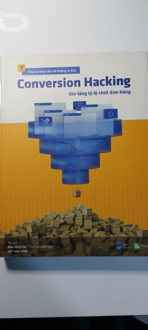 Sách in màu rỏ đẹp, nội dung phong phú, hay, dễ hiểu, hỗ trợ SEO, rất đáng xem. Sách giao gói giấy kiếng và đóng gói cẩn thận. Vote 5 sao.