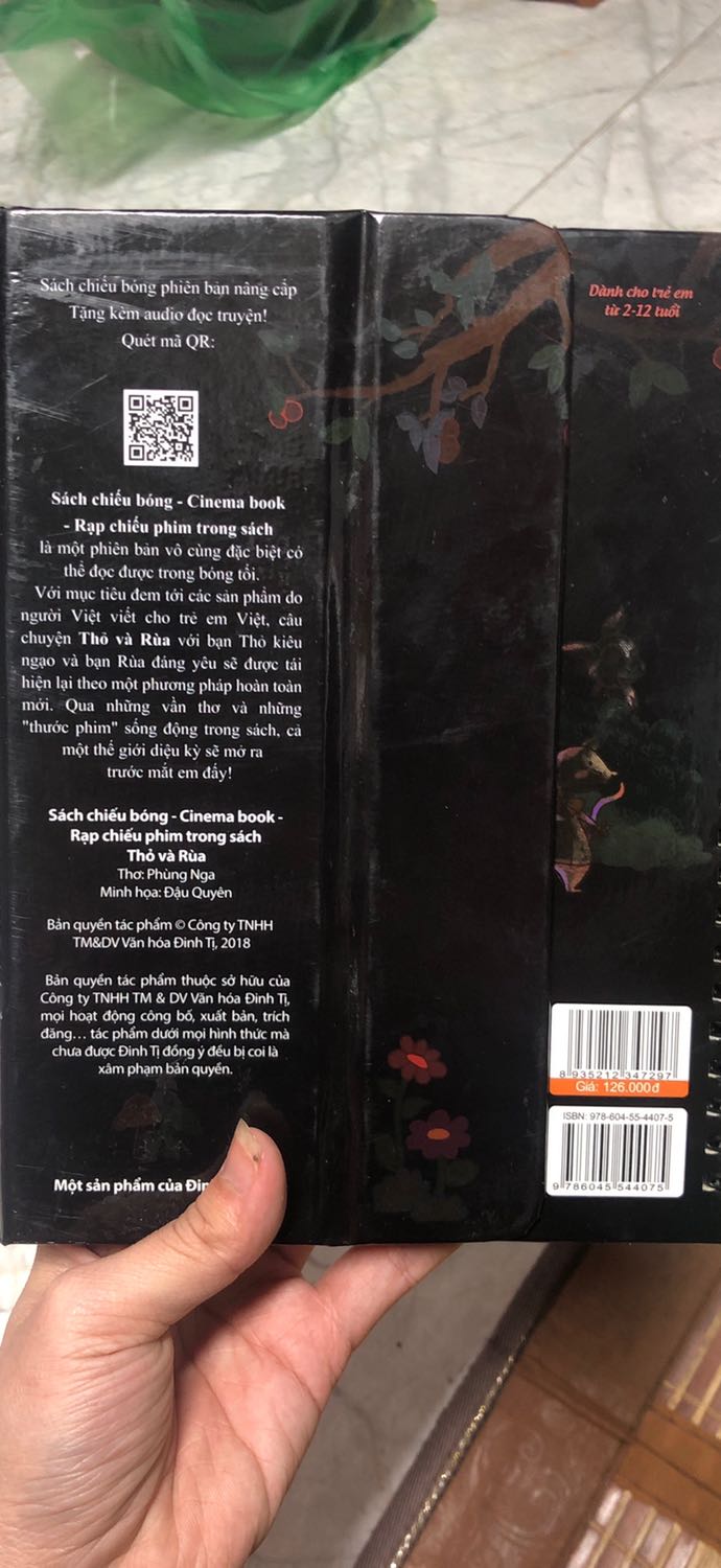 Sách rất hấp dẫn và ấn tượng, dày và cứng.