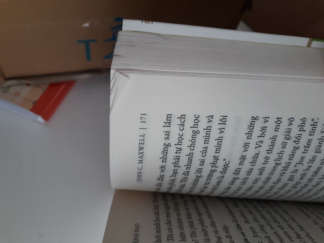 Mình đặt hôm qua và nhận hàng hôm nay. 
Chưa nhận xét nội dung sách vội vì giờ nhìn quyển sách này mình thực sự mấy hết cảm tình. Mua sách ở Tiki đã lâu mà chưa gặp ca nào mà tức giận đến thế này. Các bạn có coi thường khách hàng quá không vậy? Các bạn giao cho mình một quyển sách lấm bụi, cát bụi còn in lên hẳn gáy sách và cả trong trang sách; trang sách thì quăn, gấp nếp với nhau, như kiểu đã có ai đọc vậy; bìa sách thì "được bảo quản" tệ hại, gáy có nếp gấp, hơi quăn thêm lớp xốp bụi ??. Thật tệ hại ?. Không biết các bạn định đuổi khách hàng đi hay sao mà làm ăn như thế này. Nếu biết trước "được tặng" một cuốn sách thế này thì mình thà mua sách cũ từ các hội sách cũ còn hơn, vừa rẻ lại còn được bảo quản tốt hơn ??.