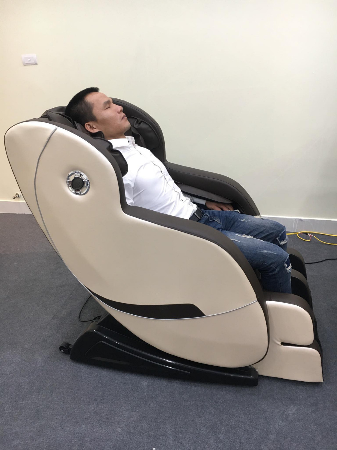 Mình đã nhận được ghế này.
Thực sự rất thích. Ghế đẹp, thư giãn thoải mái. Cả bố mẹ mình cũng mê lắm.
 Ghế massage từ đầu, vai, lưng...đến chân, có cả chế độ sưởi nhiệt. 
Mua hàng đặt trên tiki giao hàng nhanh, nhiệt tình, giá cả phải chăng. Rất hài lòng. 
Ảnh cậu em sau khi nhậu. :D