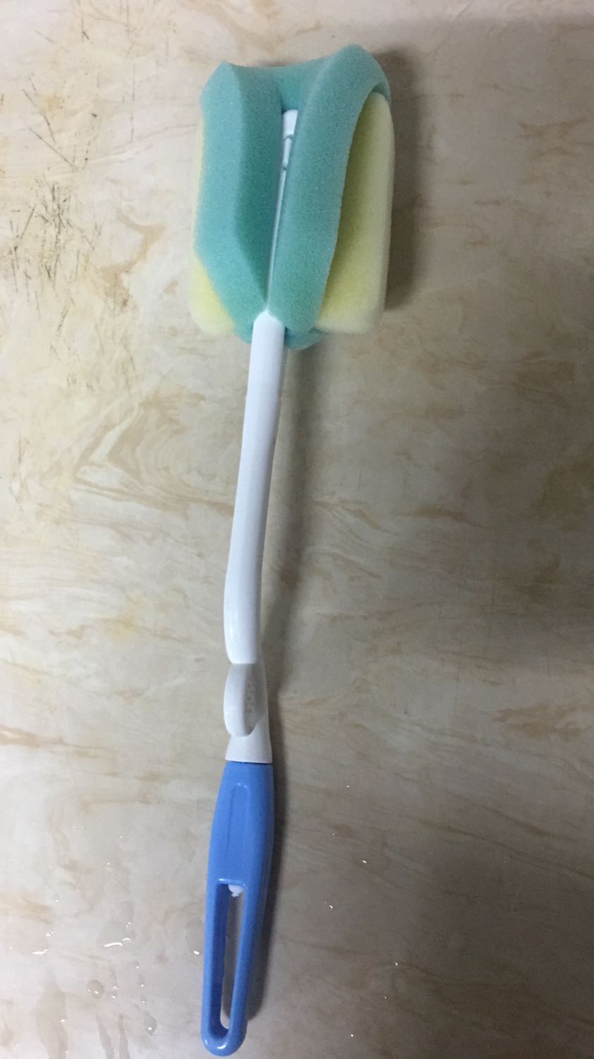 Cây rửa bình sữa này thật êm, lại rẻ hơn rất nhiều so với các sản phẩm hàng hiệu khác. Mua combo nên được một lúc đến 4 cây cả lớn và nhỏ. Hài lòng.