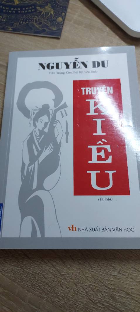 Nội dung có cả phần chú thích các sự kiện, từ ngữ, ... chất lượng giấy tốt, kích cỡ vừa túi xách có thể mang theo khi đi cafe.