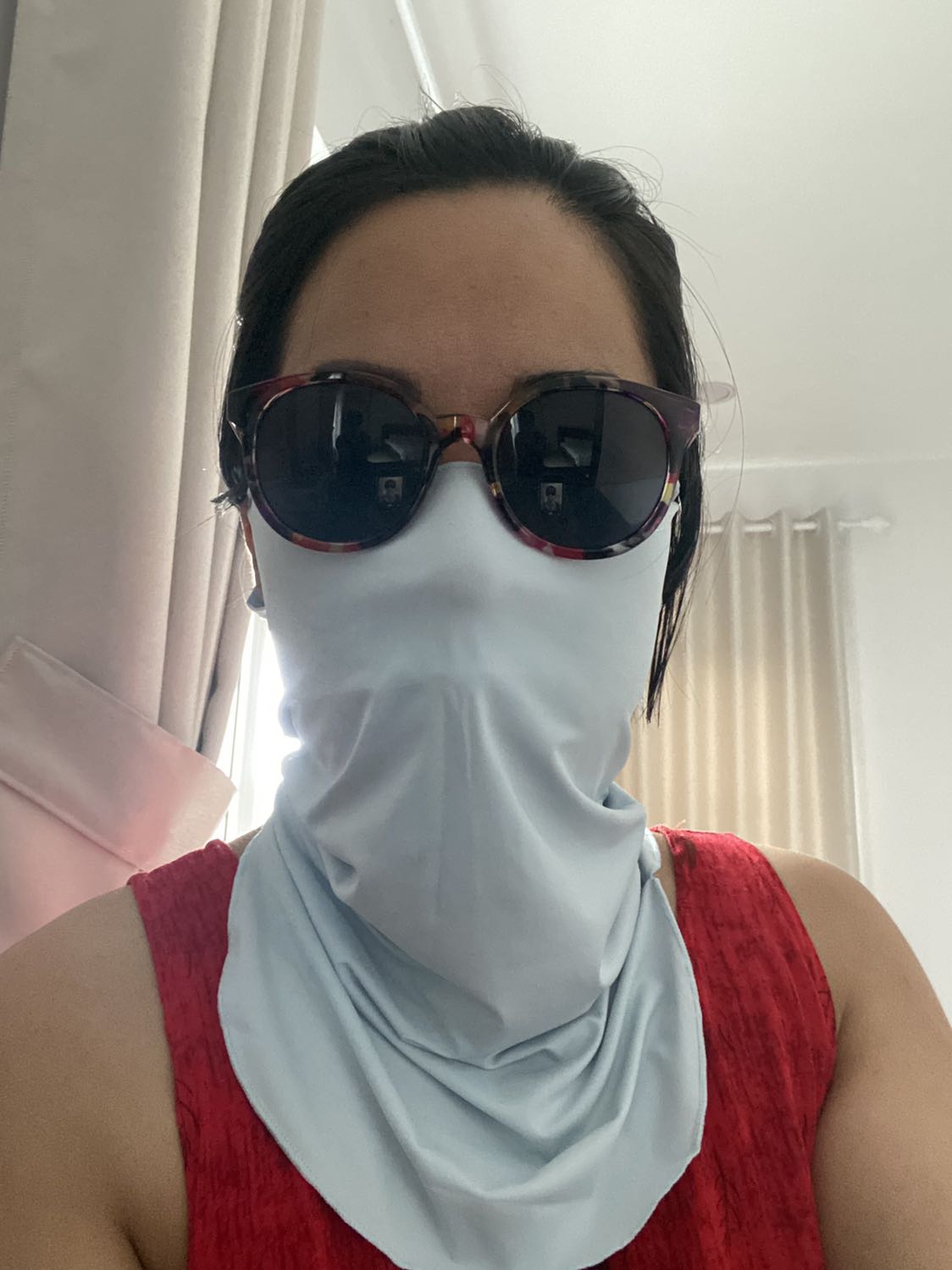 Xài Rất thích luôn nhé, mềm, mỏng, mát. Tuy nhiên phải tròng hết vào cổ rồi kéo lên, khi lấy ra cũng phải kéo lên đầu mới tháo ra được, hơi bất tiện chỗ này.