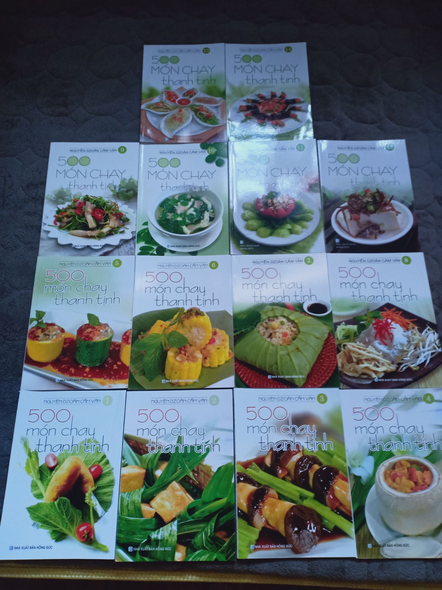 mình định mua đọc thử 1 hoặc 2 tập trước thôi nhưng thấy tên tác giả là cô Nguyễn Dzoãn Cẩm Vân là rất yên tâm, khi thấy đề xuất combo mình liền đặt luôn. Mua mà quên đánh giá. Sách thì mỏng thôi nhưng giấy in và màu sắc chất lượng cao nha. Biết thêm nhiều món chay mới rất thú vị. Có điều một số nguyên liệu chỗ mình chưa có để mua làm thử.