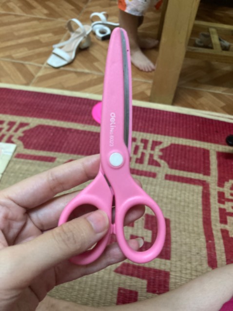 Kéo cắt tốt, an toàn với trẻ, màu sắc dễ thương, chắc chắn