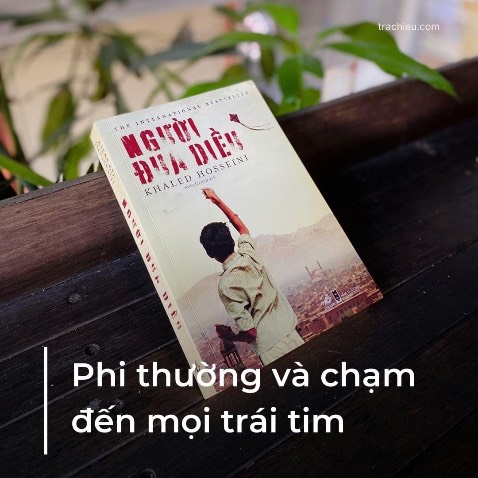 Một cốt truyện hấp dẫn, một kết cấu chặt chẽ, một cuốn tiểu thuyết có sức ảnh hưởng sâu sắc và những dư âm dai dẳng cho mọi độc giả. Bằng nghệ thuật kể chuyện bậc thầy, Khaled Hosseini đã đưa người đọc đắm mình vào một trong những câu chuyện đầy đen tối và xúc động nhất về tình bạn, tình thân.

Lần đầu tiên chúng ta được thấy một Afghanistan rất khác biệt, rất sống động với nhiều văn hoá độc đáo. Lần đầu tiên chúng ta được nghe đến Afghanistan không phải qua những mẩu tin thời sự về đánh bom liều chết hay bạo lực gia tăng, mà thông qua một thứ văn chương rất đỗi dịu dàng. Thủ đô Kabul rợp mát những bóng cây lựu và dương liễu, tấp nập với đám trẻ nô đùa và yên bình với những mái nhà duyên dáng. 

Có thể nói, Người Đua Diều là một sự dũng cảm của Hosseini khi dám đi ngược lại số đông. Ông tôn vinh những giá trị ấm áp nhất, gần gũi nhất của Afghanistan thay vì xoáy sâu vào những mặt tối như cái cách mà truyền thông quốc tế vẫn hay làm. Thẳng thắn mà nói, tham nhũng, chia rẽ hay tranh giành quyền lực là những vấn đề mà mọi quốc gia phải đối mặt, vậy tại sao nó lại thường xuyên được gắn với các quốc gia Trung Đông như một đặc điểm nhận dạng trên chứng minh thư.

Xuyên suốt tác phẩm, Hosseini đã mang đến một bữa tiệc thịnh soạn với nhiều chủ đề nặng ký như chiến tranh, phân biệt giai cấp, sự trung thành và phản bội, tội lỗi và sự cứu chuộc, danh dự và sự sợ hãi, cá nhân và đất nước, ý nghĩa của quê hương,... May mắn là ông đã dung hoà khá tốt nồi lẩu thập cẩm này mà không gây ra bất kỳ cảm giác rối loạn nào. Hoàn toàn mạch lạc, nhất quán từ đầu đến cuối.

Và khía cạnh giá trị nhất mà theo tôi Hosseini đã làm được trong Người Đua Diều chính là sự bùng nổ về mặt cảm xúc cho người đọc. Vô vàn những cung bậc xuất hiện, chủ yếu là buồn đau gây ám ảnh diện rộng. Ông khiến chúng ta phải cùng khóc cùng cười, cùng đau đớn, cùng gục ngã với mỗi một số phận. Ngay cả khi gấp sách lại vẫn mãi không thể thoát ra khỏi những suy nghĩ về cuộc đời, về nhân sinh. 

Có thể nói đây chính là điểm “ăn tiền” nhất của cuốn tiểu thuyết này. Nó nổi bật đến nỗi, nhiều người (trong đó có cả tôi) đã chấp nhận bỏ qua mọi thiếu sót về mặt bối cảnh, nhân vật hay tình tiết trong Người Đua Diều. Những thiếu sót mà chúng ta sẽ nói đến ngay bây giờ.... 

👉 Đọc review full tiểu thuyết ở đây nhé: https://bom.so/5cSm2Z

Trà Chiều, 

#trachieublog #motchiectrachieu #reviewsach #readingandhealing #SachVanHoc #NguoiDuaDieu #TheKiteRunner #KhaledHosseini