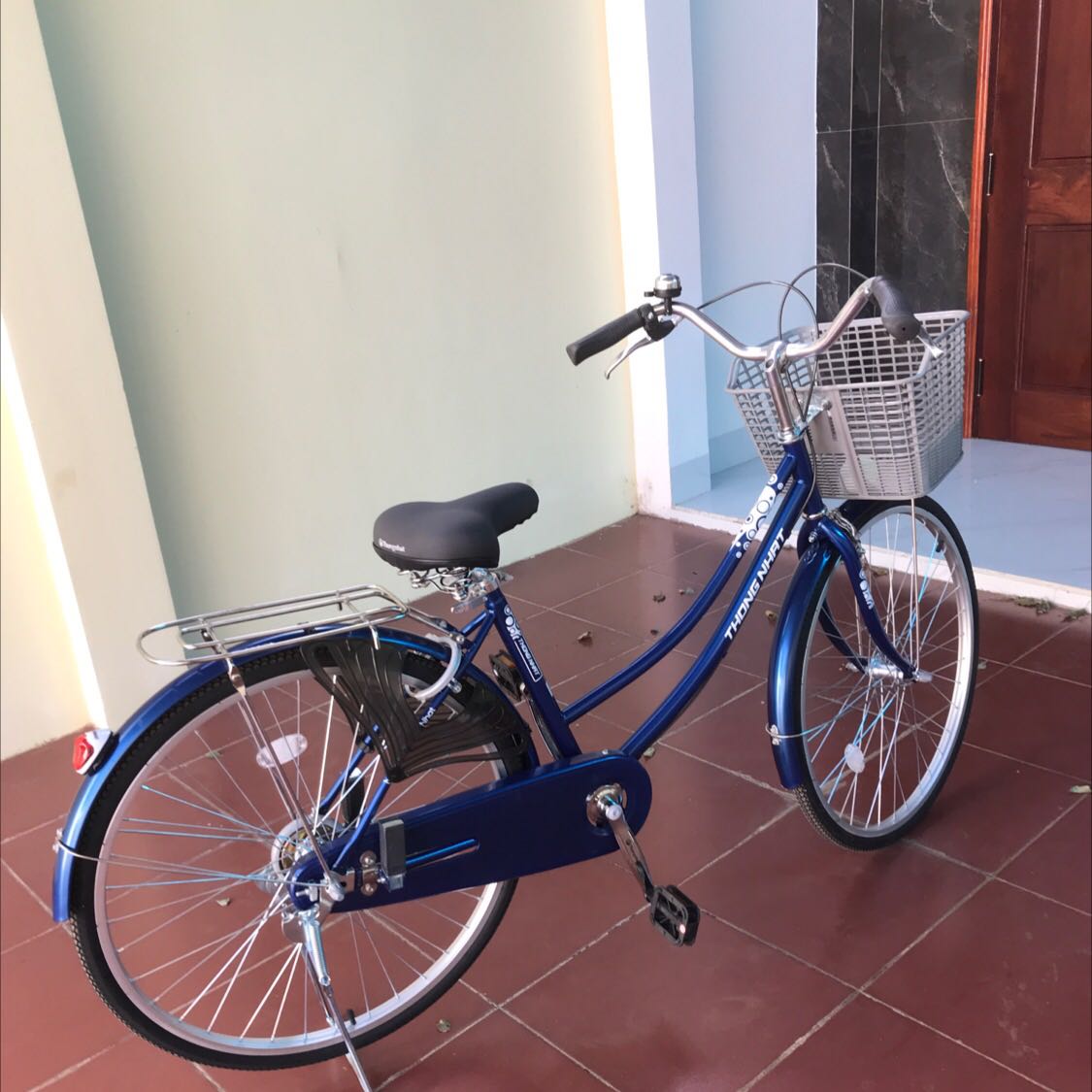 Ảnh trên tiki có tem vàng chống hàng giả; Nhận xe tìm hoài không thấy cái tem vàng đâu; không biết giải thích sao??? Hỏi shop trả lời có mã QR là hàng Thật/ Phân vân quá thống nhất ơi