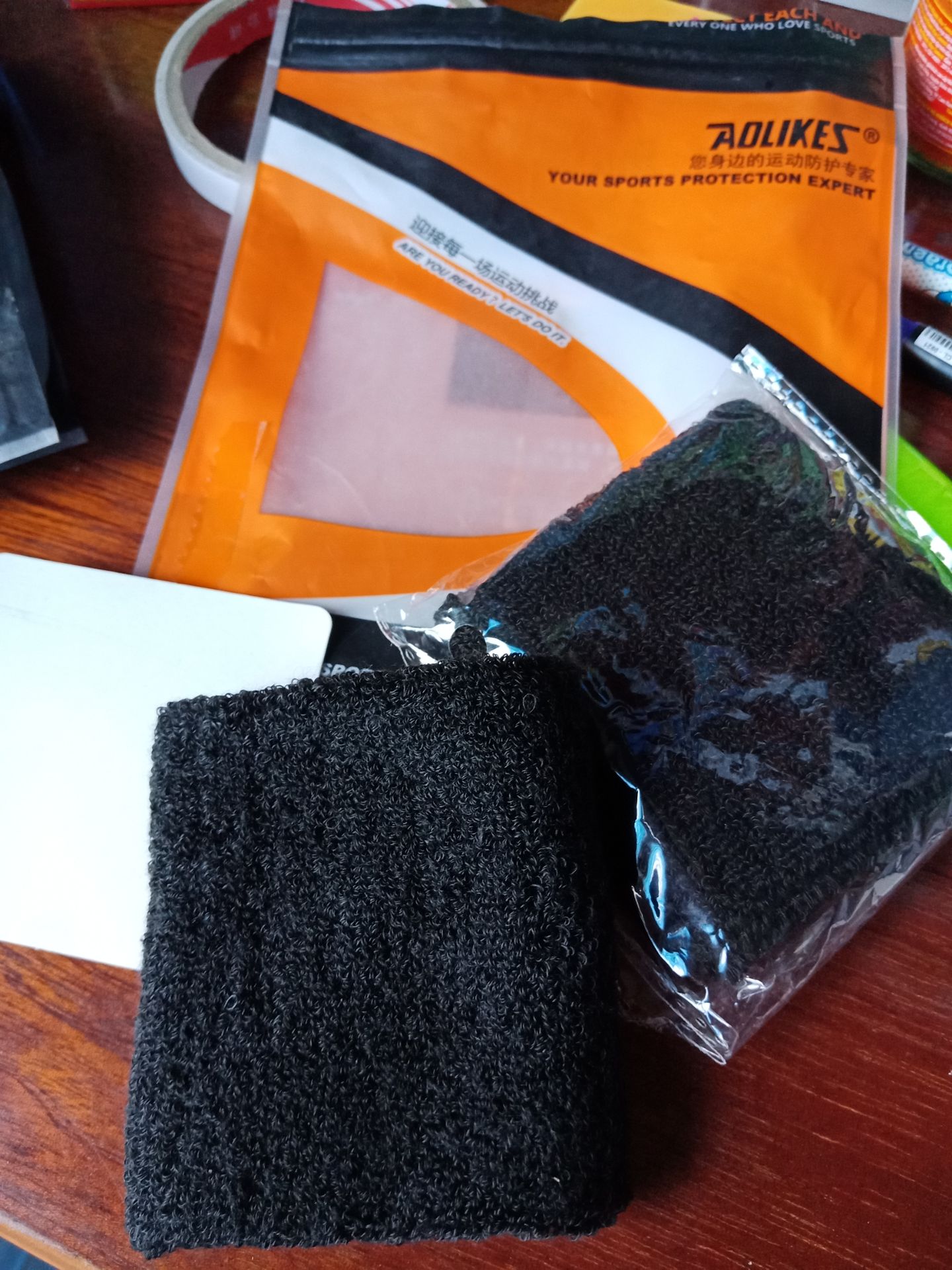 Giao hàng sớm hơn dự kiến một tuần. Một sản phẩm may lỗi ở mặt trong như hình, còn một sp thì rất tốt. Tuy bị may lỗi nhưng đeo vẫn rất thoải mái, mềm và hút mồ hôi tốt. Mình là con gái nên tay hơi nhỏ, nhưng đeo vẫn rất vừa. Chất liệu len ổn, như mong đợi. Nói tóm lại là nên mua nha mấy bạn. Giao hàng sớm hơn dự kiến một tuần. Một sản phẩm may lỗi ở mặt trong như hình, còn một sp thì rất tốt. Tuy bị may lỗi nhưng đeo vẫn rất thoải mái, mềm và hút mồ hôi tốt. Mình là con gái nên tay hơi nhỏ, nhưng đeo vẫn rất vừa. Chất liệu len ổn, như mong đợi. Nói tóm lại là nên mua nha mấy bạn.