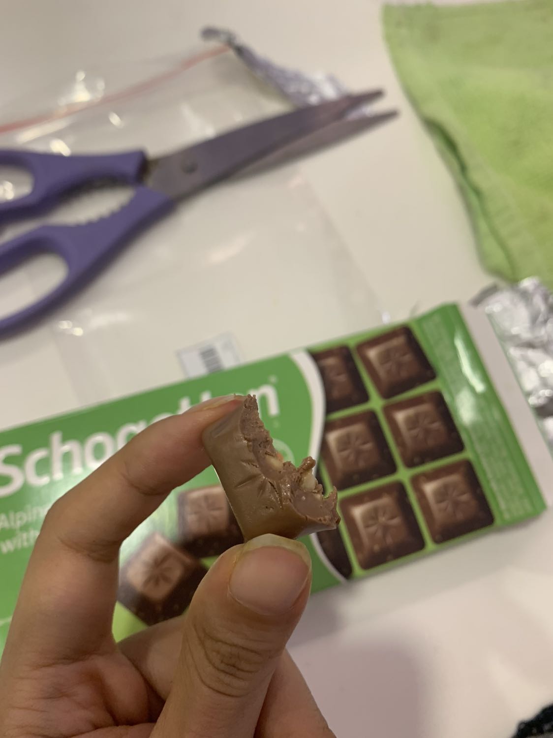 Cho 10 điểm. Nhiều bạn chê ngọt quá mình cũng lo, nhưng cứ mua. Ăn thấy rất hạp khẩu vị mình. Ngọt béo của sô-cô-la sữa, có vụn hạt dẻ ăn rất đã.