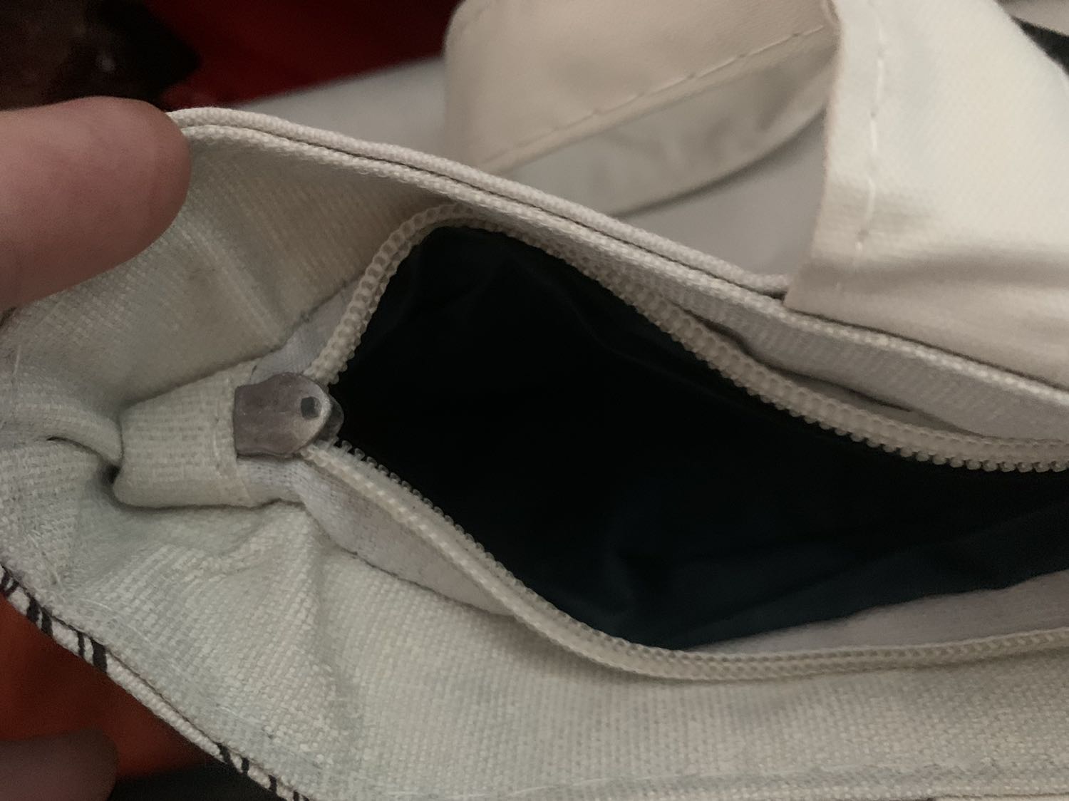 Để mắt kính mà khi giao lại giao cho 1 cái túi cũ vậy mà còn bị gãy chỗ dây kéo nữa chứ. Quá thát vọng