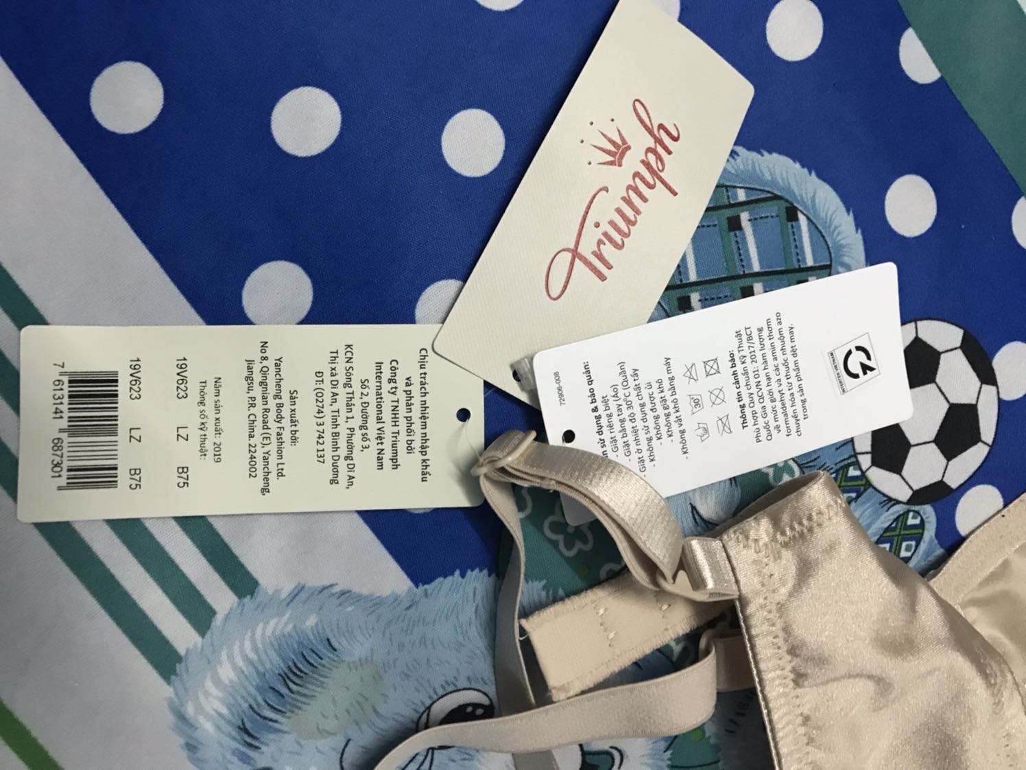 Mình đang chờ cách giải quyết khiếu nại về chất lượng hàng có phải chính hãng không từ phía Tiki. Đơn vị vận chuyển đã tới nhận hàng hôm 3/10 nhưng không đưa phiếu xác nhận đã nhận hàng hoàn trả gì cả mặc dù mẹ mình đã hỏi. Hình 1 là tag áo đặt từ Tiki, hình 2 là tag áo chụp ở store Triumph => có sự khác biệt nhiều.
***