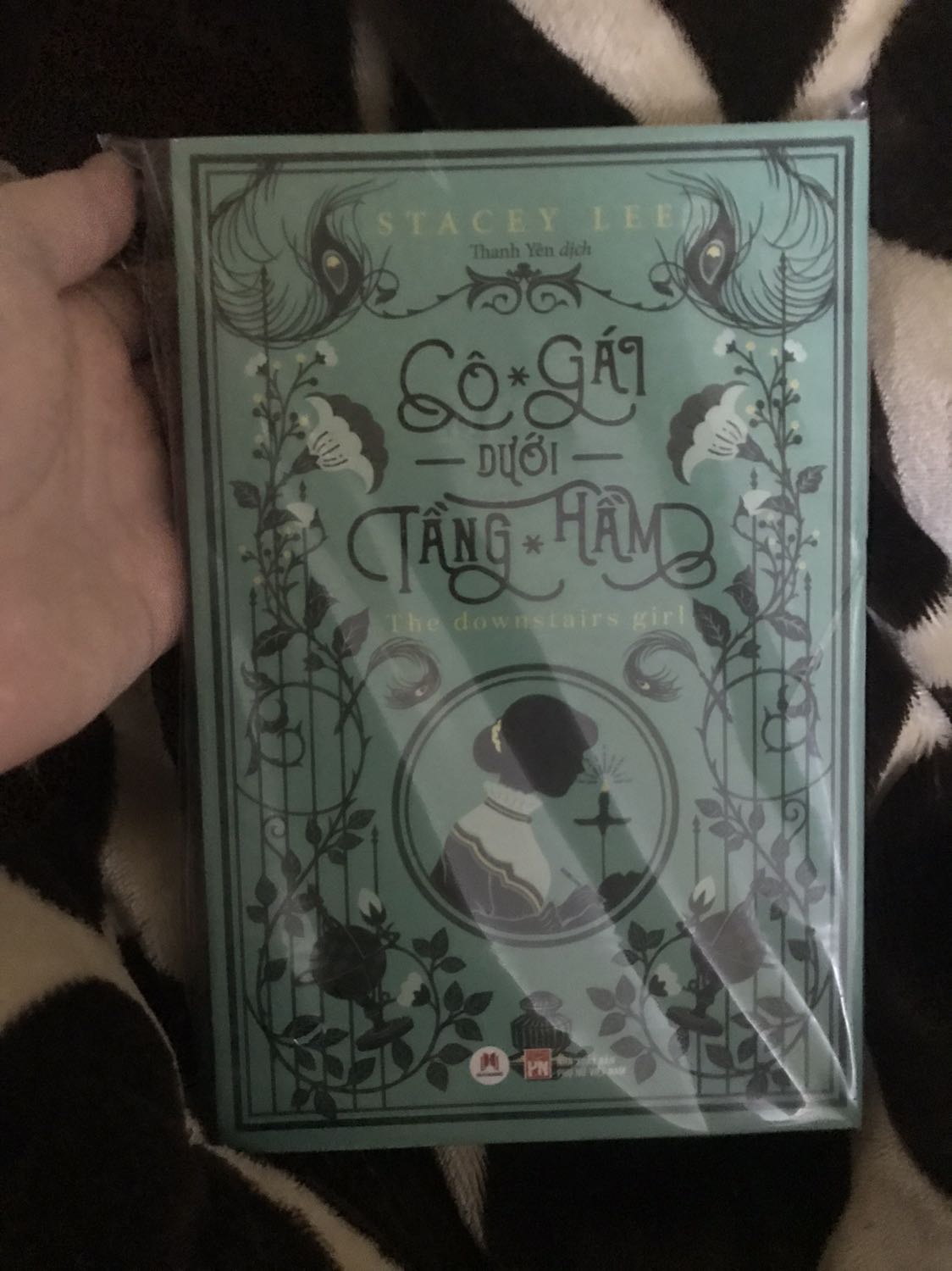 Sách này nhiều người khen nên mua về đọc nè, không đăng kí book care mà được bọc nên sướng kkk