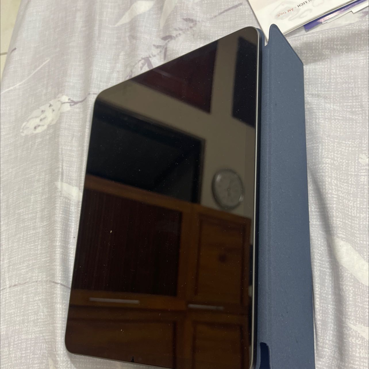 Mỏng, nhẹ, màu đẹp y như hình, nam châm kết dính tốt, nhưng các cạnh viền kg có bảo vệ, nên cải tiến thêm