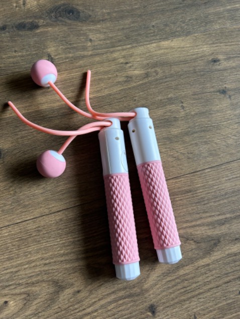 Dễ tập. Thuận tiện. Chắc tay. Màu hường nữ tính. Dễ mang theo đi công tác và du lịch. Dễ sử dụng và cũng rẻ nữa! Rất thích!