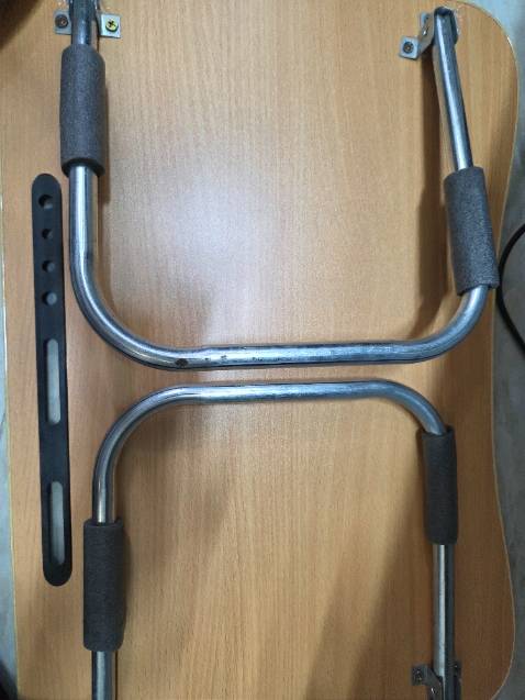 Bàn cũ, ko phải hàng mới. Bàn yếu, chông chênh, ko sử dụng được