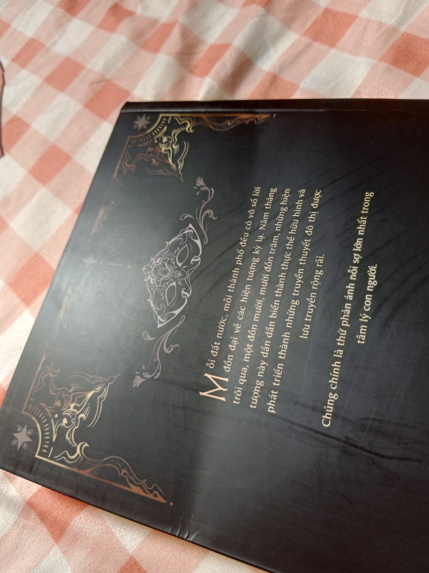 Sách bị ngấn quá trời luôn ạ, dù có seal nhưng vẫn bị ngấn hết gần nửa quyển, đã được Tiki chấp nhận đổi trả, vẫn đang đợi shipper tới lấy hàng ạ.