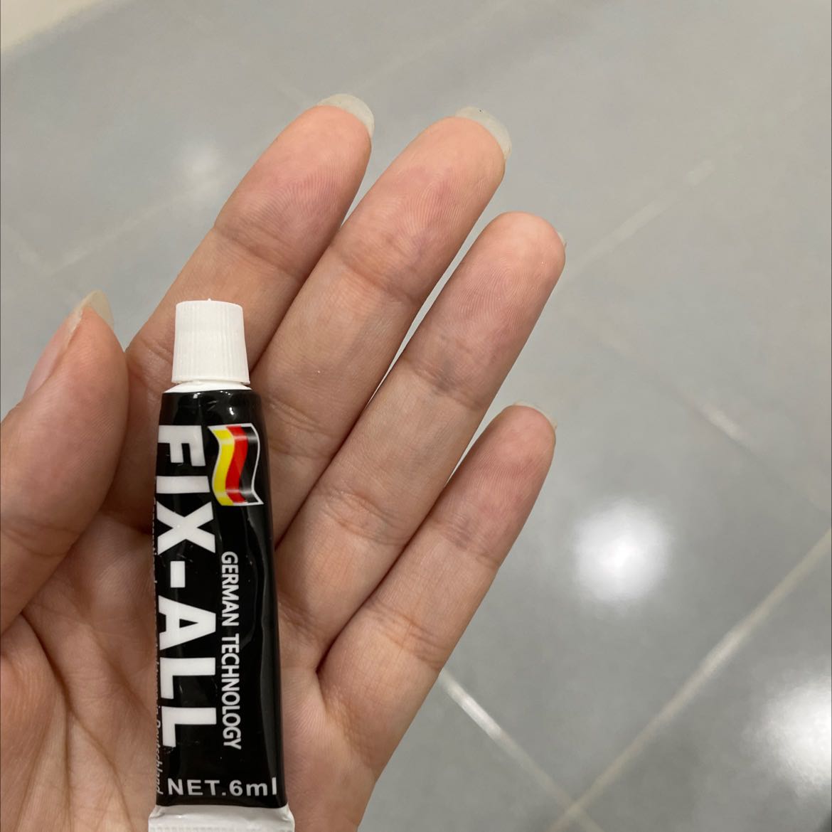 Hướng dẫn sử dụng đầy đủ, mẫu mã đúng với hình, cầm khá chắc tay. Đang đợi khô keo 24 tiếng để móc thử đồ xem có chắc không. Nhìn chung hài lòng