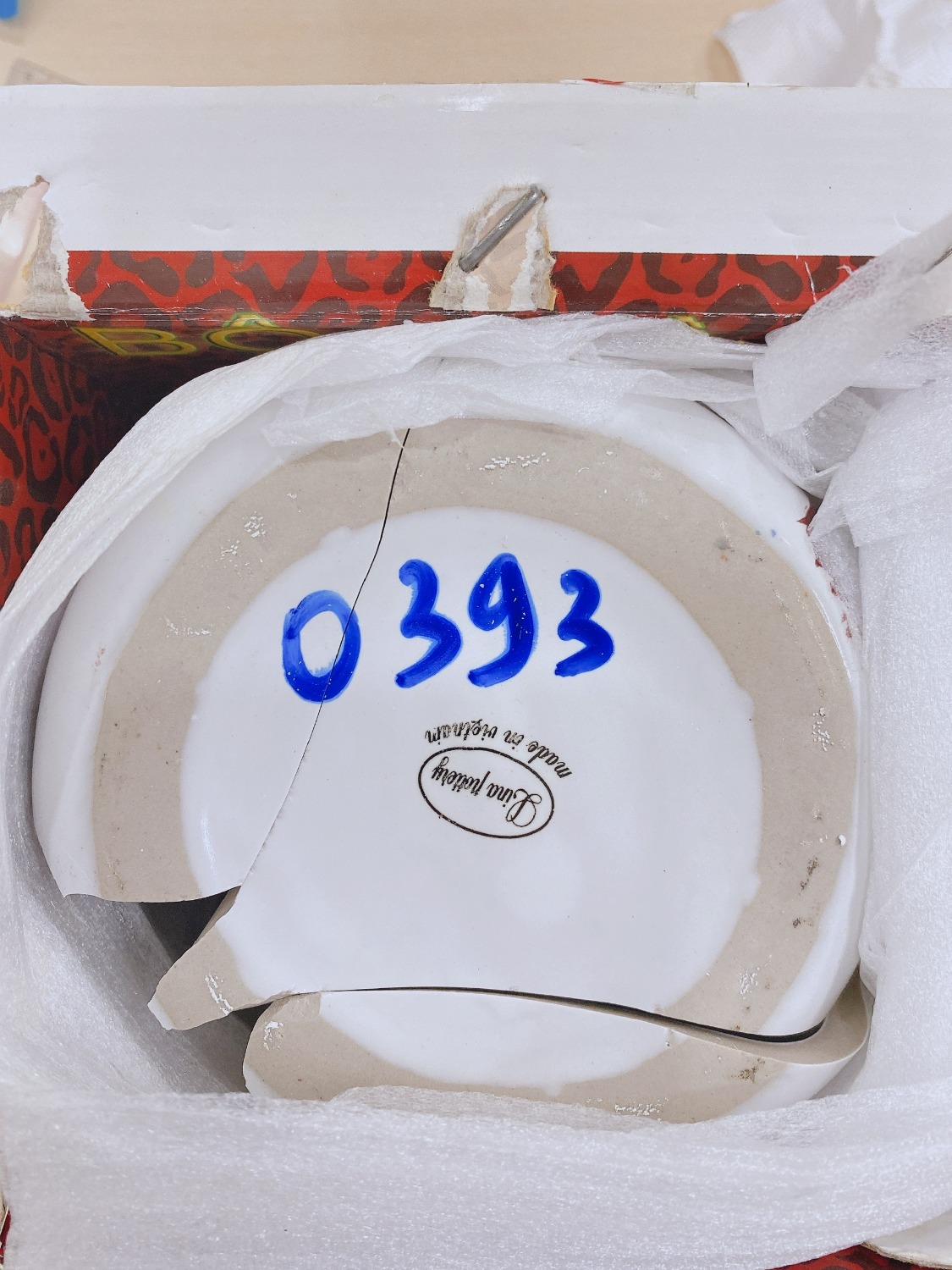 Vừa nhận được hàng, mở ra thì bị bể, chắc là do khâu vận chuyển. Vừa nhận được hàng, mở ra thì bị bể, chắc là do khâu vận chuyển.