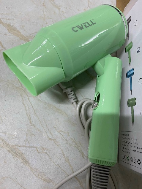 hàng nhận như quảng cáo, máy sấy rất mạnh rẩ dễ để tạo nếp tóc hay sấy khô tóc.