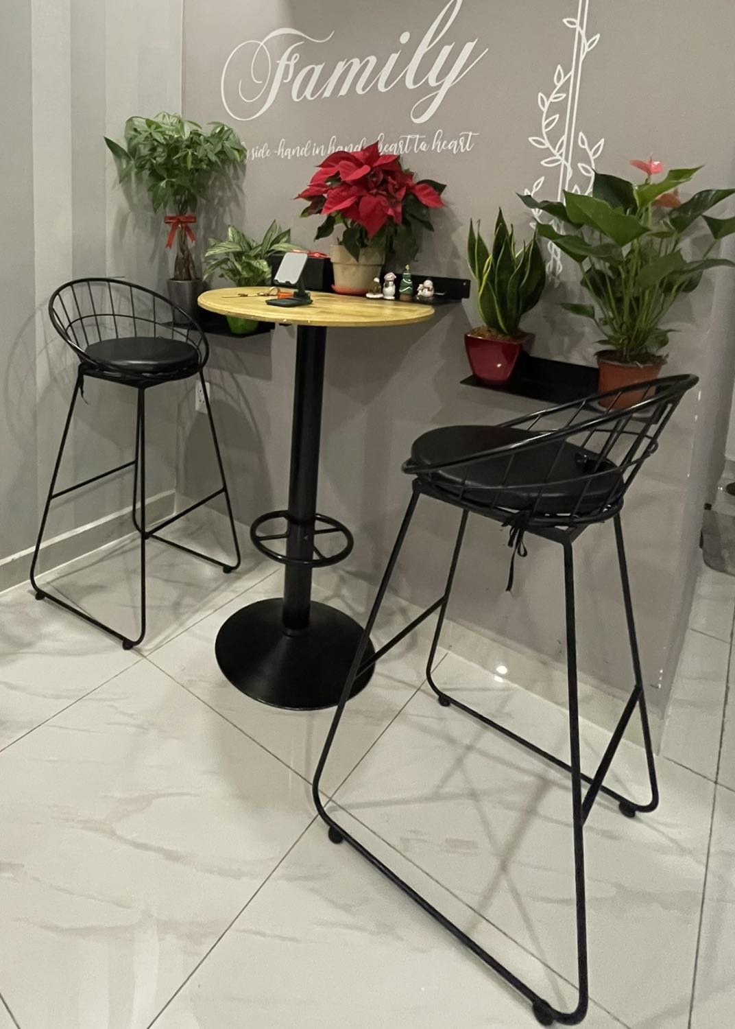 Kệ chất lượng ổn, không xuất sắc nhưng để chậu hoa nhìn cũng xinh