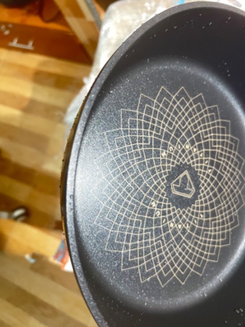 Chảo dày dặn, chống dính tốt, đóng gói cẩn thận, đáy chảo phẳng dễ dàng cho dầu trải đều khắp mặt chảo, không bị nhô lên cao như các loại khác