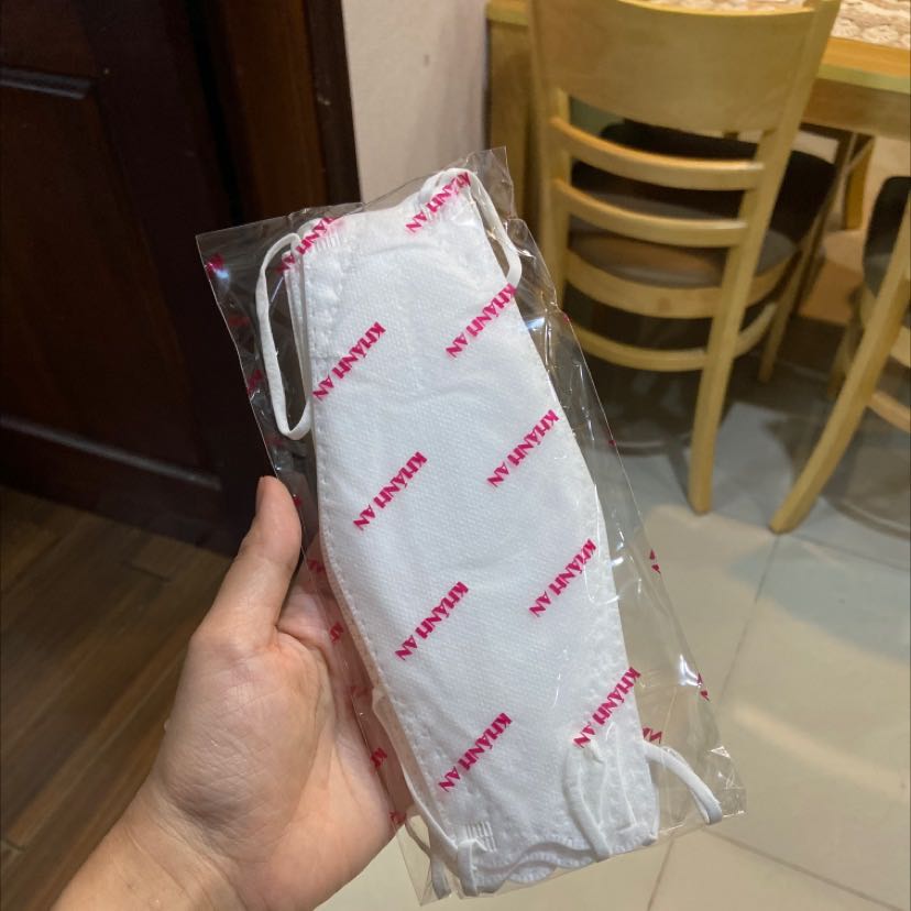 Khẩu trang đẹp, chất lượng lắm nha. Còn được tặng quà nữa. Cảm ơn shop