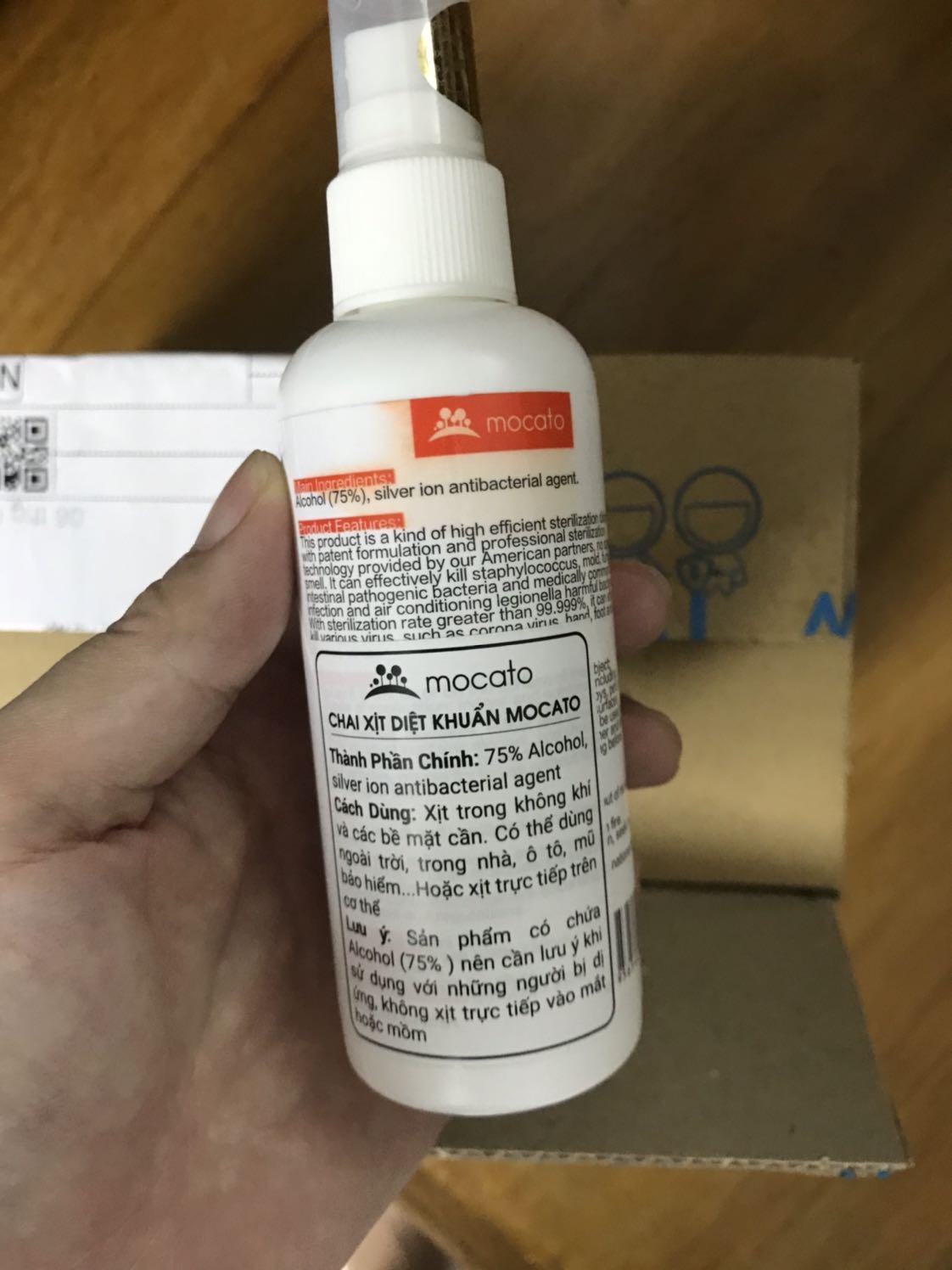 Shop giao hàng nhanh, xịt diệt khuẩn không quá nồng mùi cồn, tia đều, không bị rắc, màu sắc và chữ in trên hộp sắc nét, hạn sử dụng dài. Hi vọng đây là sản phẩm hữu dụng trong mùa dịch covid. Có một điểm shop nên rút kinh nghiệm là chai xịt thì nhỏ nhưng bọc trong hộp quá to.