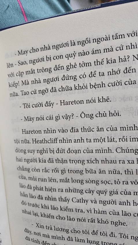 Sách bìa đẹp nhưng vẫn có lỗi dán làm trang sách đầu của mình không mở hết được. Khá lạ là sách nhiều lỗi chính tả nha, ít cũng 4-5 lỗi ấy.
Nội dung thì không bàn tới, bạn nào tò mò có thể tìm nhiều bài review. Tuy nhiên cá nhân mình thấy đọc đôi lúc khá "ức chế" vì không thể đồng cảm được với lối suy nghĩ và hành xử của nhân vật. Kiên trì đọc qua hơn nửa cuốn thì phần sau mới cảm thấy dễ thở hơn.