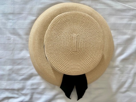 Tuyệt vời! Màu hơi vàng. Đặt nón trắng.