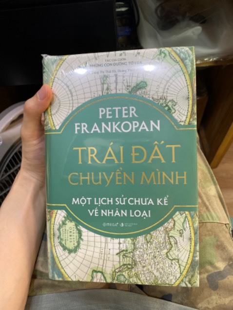 Áo sách bị in lệch tiêu đề chính. In lỗi như này đáng lẽ phải bỏ. Cuốn sách giá bìa gần 700k nhưng tiếc vài nghìn tiền vỏ