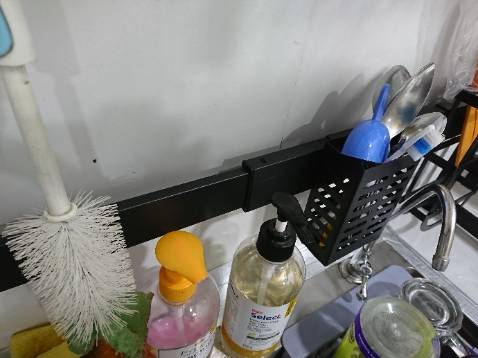 Kệ đẹp, chắc chắn, tùy chỉnh độ rộng (bề ngang) hợp lý. Tiện ích và thẩm mỹ. Chất liệu chỉ là thép sơn tỉnh điện, ko thể như inox ko tránh khỏi bị gỉ nếu đọng nước dài lâu, cần thời gian để kiểm chứng. Về giá cả, nếu mình hài lòng thì ko vấn đề gì.