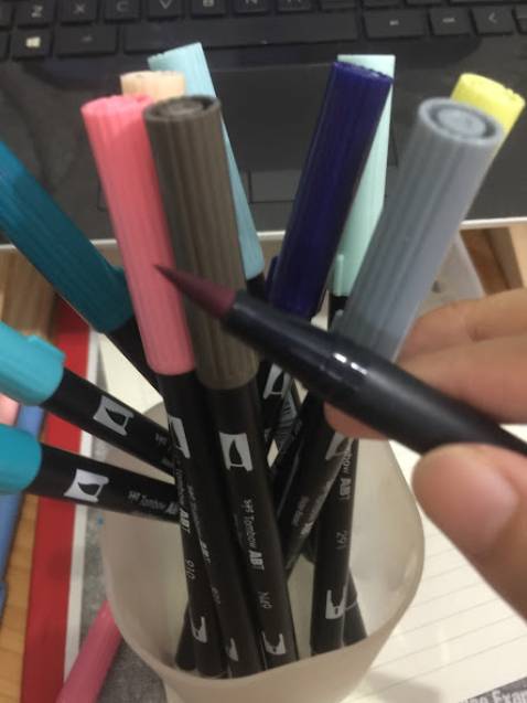 Mình tình cờ mua được vào lúc bộ này sale còn 199K, đoạn đầu cũng hơi lo một tí cơ mà chị chủ shop hỗ trợ rất nhiệt tình. Nhận hàng về các cây đầu nguyên vẹn, không toè ngòi và viết okay lun. 100 đỉm