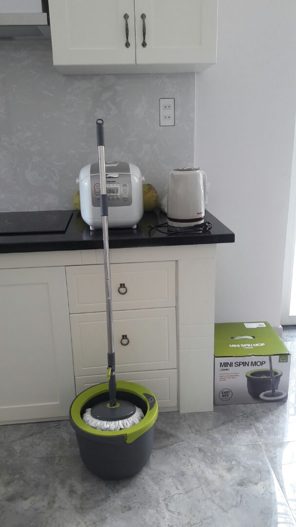 Tiki giao hàng nhanh, đóng gói cẩn thận. Hàng như mẫu tả, màu rất sang, nhỏ gọn xinh xắn ko chiếm nhiều diện tích. Nhận hàng hôm nay là mình dùng ngay, vắt cực khô và lau nhẹ nhàng, cán cây dài vừa tầm đứng không gây cảm giác mỏi lưng. Tuy nhiên cũng hơi lúng túng lúc đầu vì chưa biết cách sử dụng :)))
Cám ơn Tiki và sẽ luôn ủng hộ.