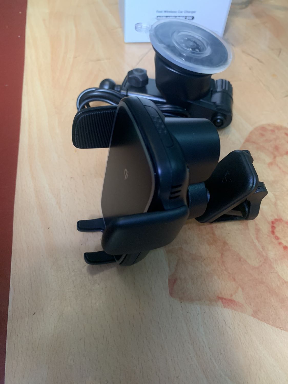 Xịn xò, giá duf cao nhưng đi cùng vs chât lượng
Kẹp lá thông gió hoặc dùng đế hít vào kiếng hoặc bề mặt.
Cảm ưng nhạy và cơ công năng sạc không dây
Mình ưng ý về sp