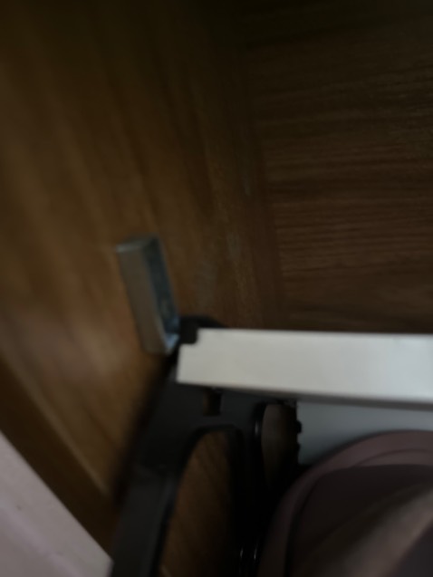 Tủ giày dặn chắc chắn gỗ giày 1,7 ly , nặng và cứng cáp .các hộc đựng giày thể thao nam vừa vặn . Hộc giứa bên trài hơi bị hut nên hơi bị tuột nhưng vẫn còn giữ đc . Ko biết xài trơn tru rồi có tuột không ?