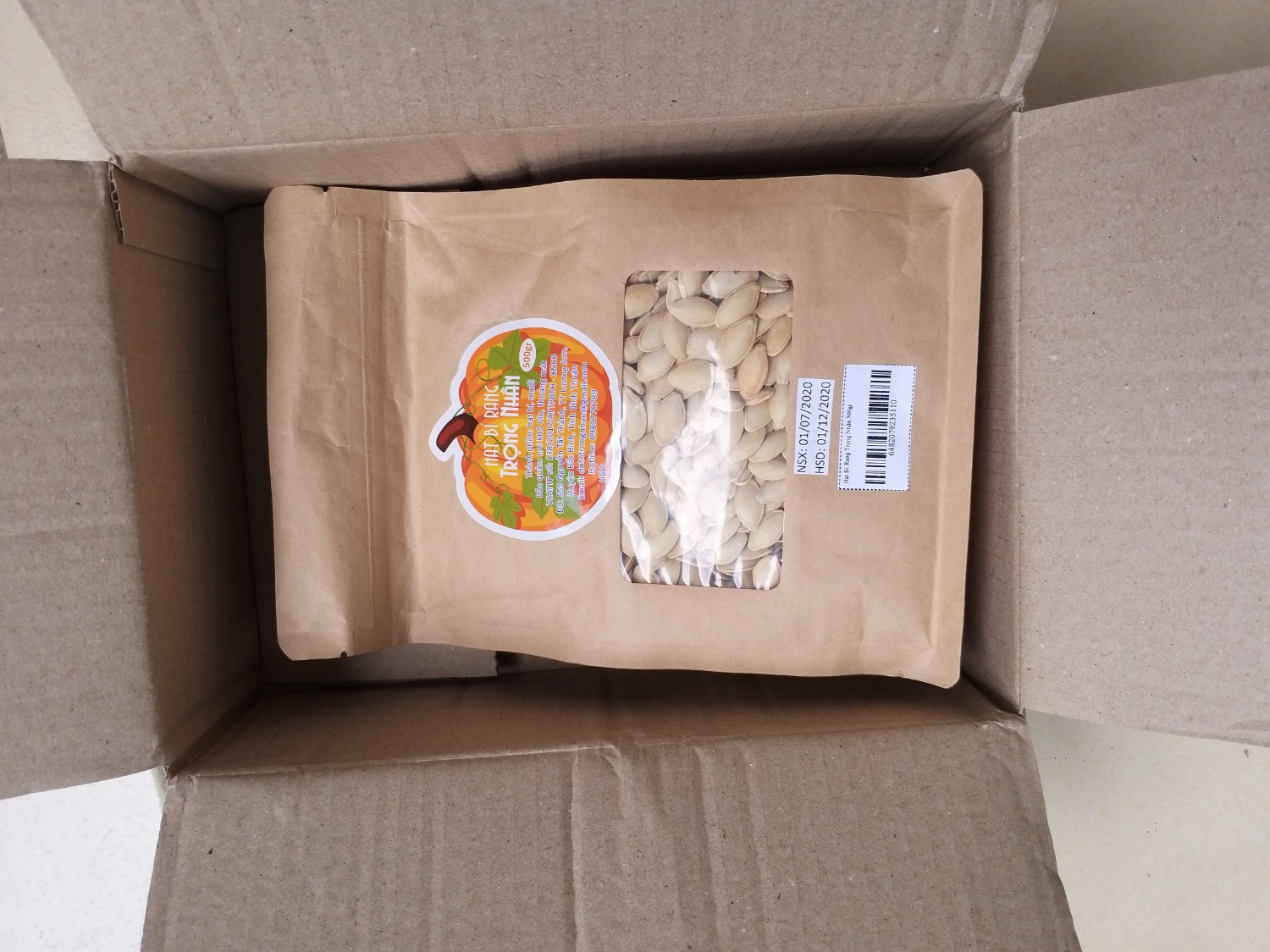 Hạt bí được đóng trong túi zip giấy kraft rất thuận tiện khi sử dụng, có thể lấy hạt bí ra và bảo quản phần còn lại rất tiện. Bao bì có in hạn ngày sản xuất và hạn dử dụng rõ ràng. Hạt bí mẩy, được rang giòn đều và rất thơm. Hạt bí ăn rất bùi và giòn tan, không có vị mặn bám trên vỏ hạt. Sẽ ủng hộ shop tiếp nhé.