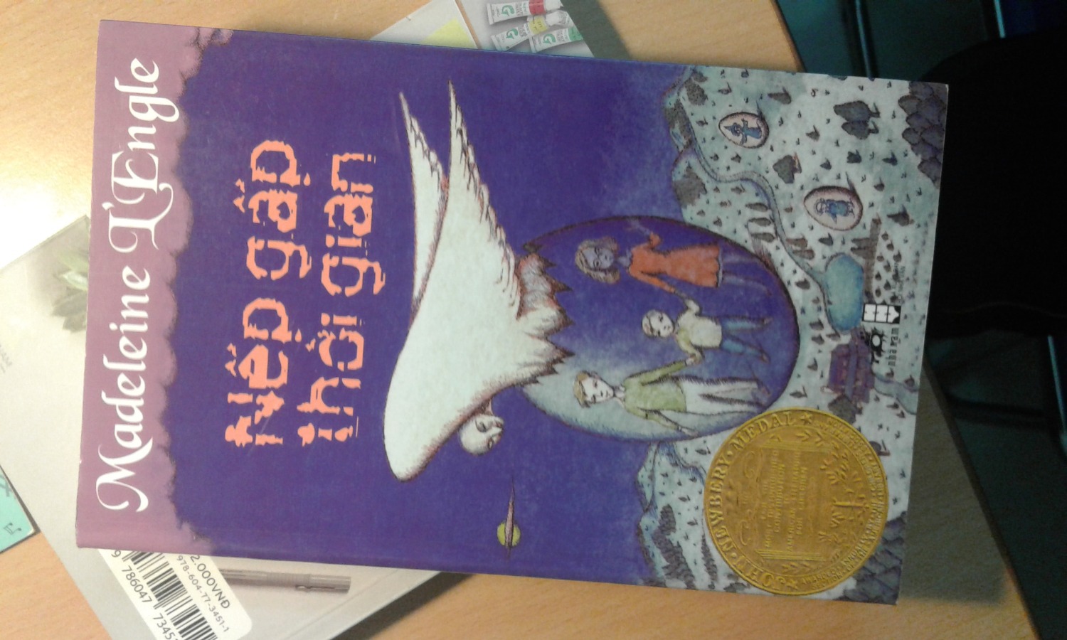 Cuốn sách có nội dung rất tốt, xây dựng các tình huống tương đối hợp lý, là một truyện viễn tưởng hợp cho thiếu nhi. Tuy nhiên cái kết vẫn gây nhiều thắc mắc và chưa làm rõ nhiều vấn đề của truyện. Phần phụ lục rất hay, tuy nhiên mình chưa đọc hết được do in bị lỗi thế này đây. Hình dáng của sách cũng hơi khác với mọi cuốn sách khác của Nhã Nam nên mình nghi sách giả. Mình có phản hồi và gửi trả lại tiki, nhưng có vẻ do nghỉ Tết nên lâu lâu chưa thấy phản hồi lại của tiki.