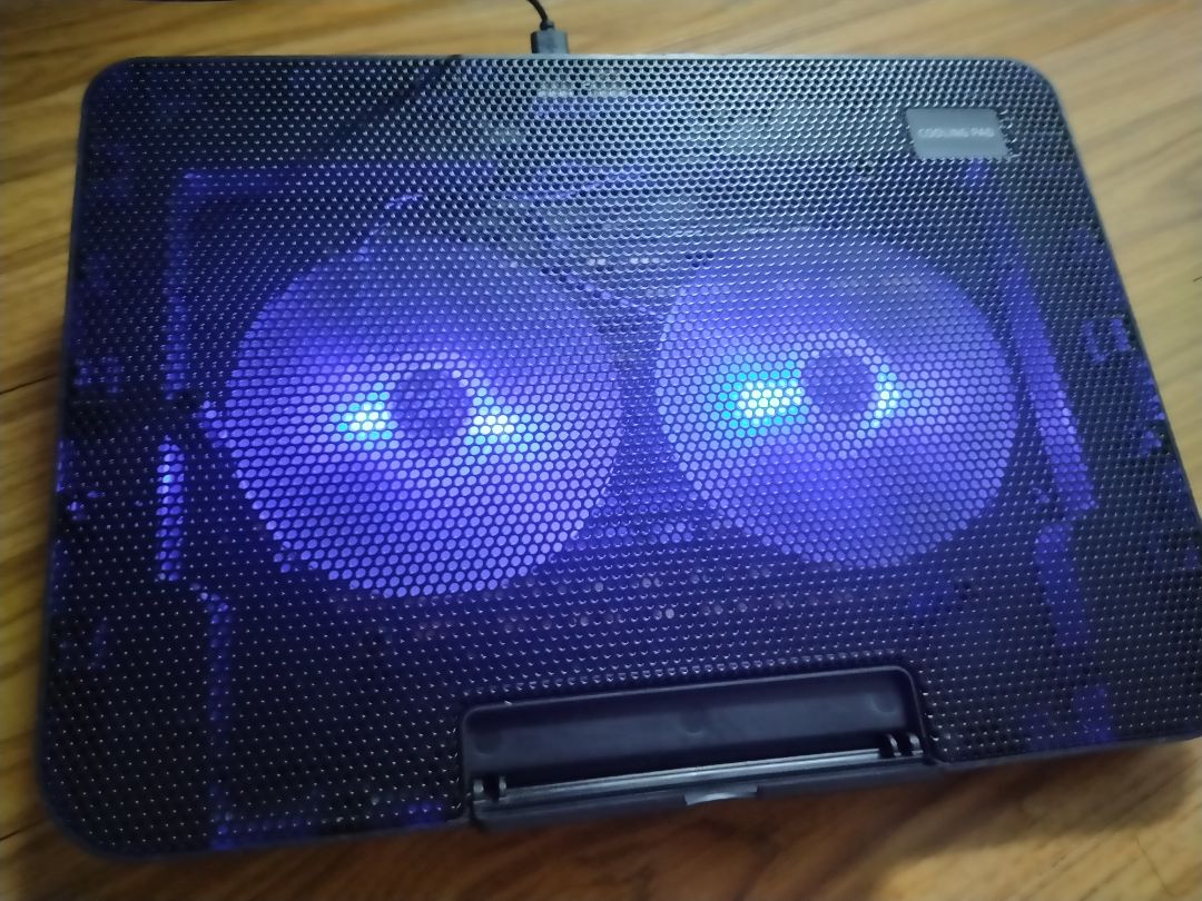 Tiki giao hàng rất nhanh mới tối đặt mà trưa mai có r. Bọc hàng của Tiki thì lun thế, đen thùi kín kẽ 1 cục lun. Sản phẩm như hình ko có hỏng hóc hay hư hại, 2 quạt chạy rất mát và êm, đèn cũng sáng. Nhưng khung nhựa khá mỏng nên cầm cứ sợ nó gãy ? khung 17in vừa chuẩn cho máy nhà mình. Khả năng tản nhiệt của quạt rất tốt, vì mình xài máy chơi game nặng nên máy bị nóng rất nhanh sử dụng quạt độ nóng giảm đáng kể (4.5 sao cho điều này), bù lại thì quạt hoạt động mạnh kêu khá to. Bền thì để sau xài lâu ms bít. Nhưng ấn tượng đầu là 5 sao.