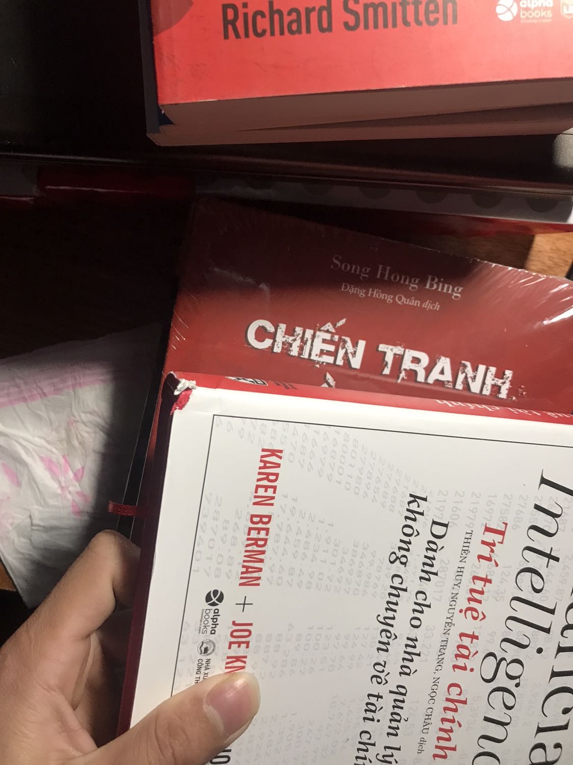 Đóng gói vận chuyển quá kém chất lượng. Bên ngoài thì bục hết các góc rách cả lỗ to, bên trong sách thì rách và móp góc.