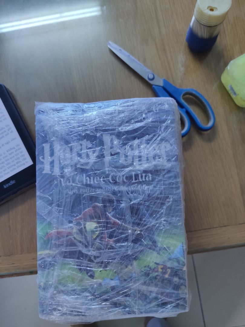 tiki giao hàng rất nhanh. mình mua sale khoảng 50%, sách mới và không bị bẩn như một số bạn không may mắn. Chỉ có điều tiki đóng hàng rất ẩu. combo này bỏ vào thùng carton rộng gấp đôi sách, không chèn gì trong thùng nên lăn lóc trong thùng. may mà sách nhận về không sao. trước đó mua 1 đơn fahasa bán trên tiki, fahasa giao hàng thẳng thì họ đóng hàng rất kỹ, chèn xốp và chọn hộp vừa khổ sách nên ưng ý hơn tiki đóng hàng nhiều