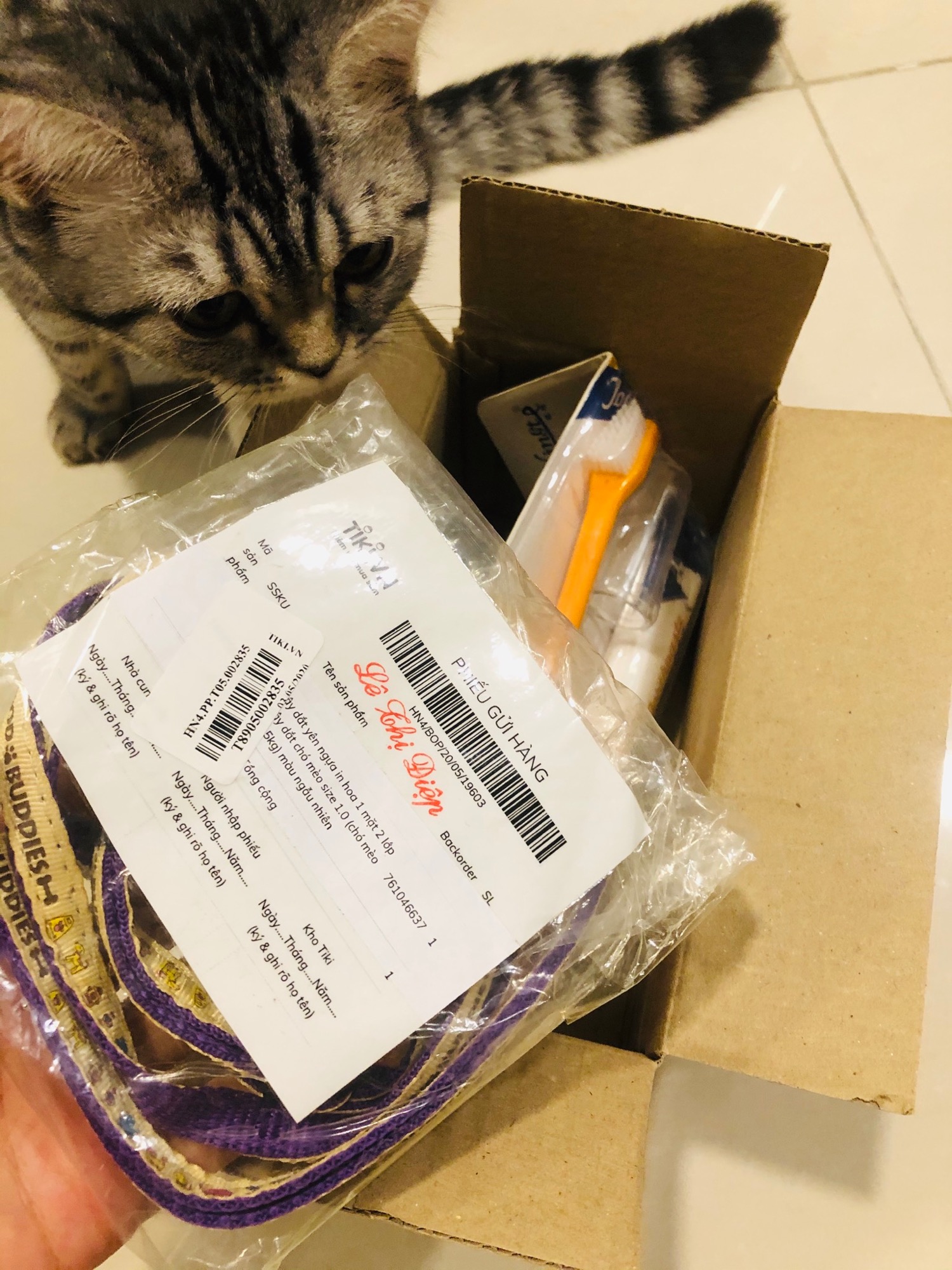 Sản phẩm tôi đặt là dây dắt yên ngựa chứ Không phải là dây dắt cổ bình thường này. Đề nghị Tiki hỗ trợ đổi trả sản phẩm theo đúng đơn hàng tôi đã đặt. Xin cảm ơn