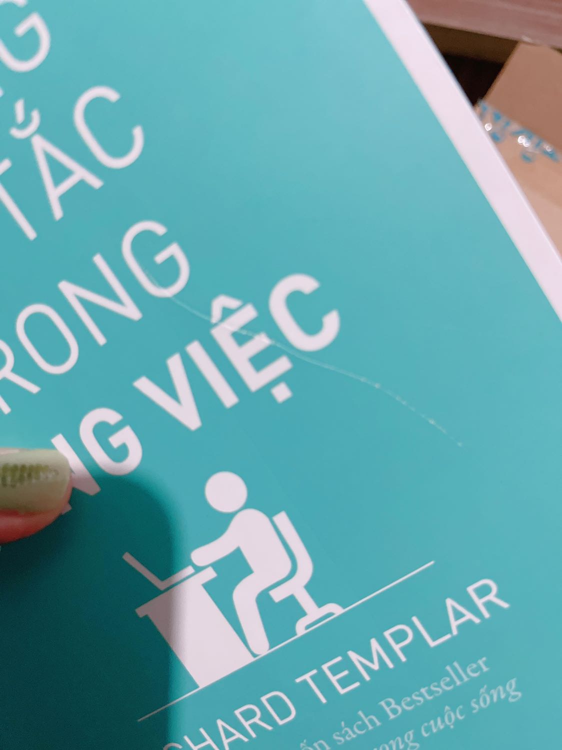 Có phải sách giảm giá vì sách bị rạch vậy ko ta?