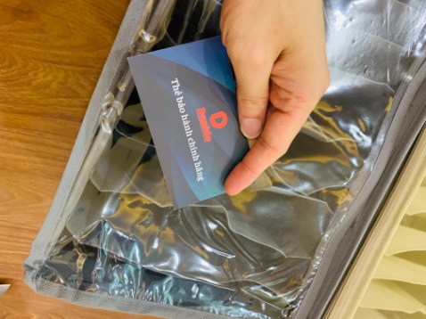 Hôp chia ngăn giúp quần áo phòng mình rất ngăn nắp. Thẻ chính hãng xịn xò, chất liệu vải khôg dệt nên mình thấy gọn nhẹ, mùi hơi lạ nhưng người bÁn bảo hàng an toàn với môi trường, khung cứng cáp chắc chắn. QuÁ thích ở chỗ có thể gấp gọn lại cũng rất tốt, phù hợp với phòng có nhiều đồ đạc! Cần phải phân loại.