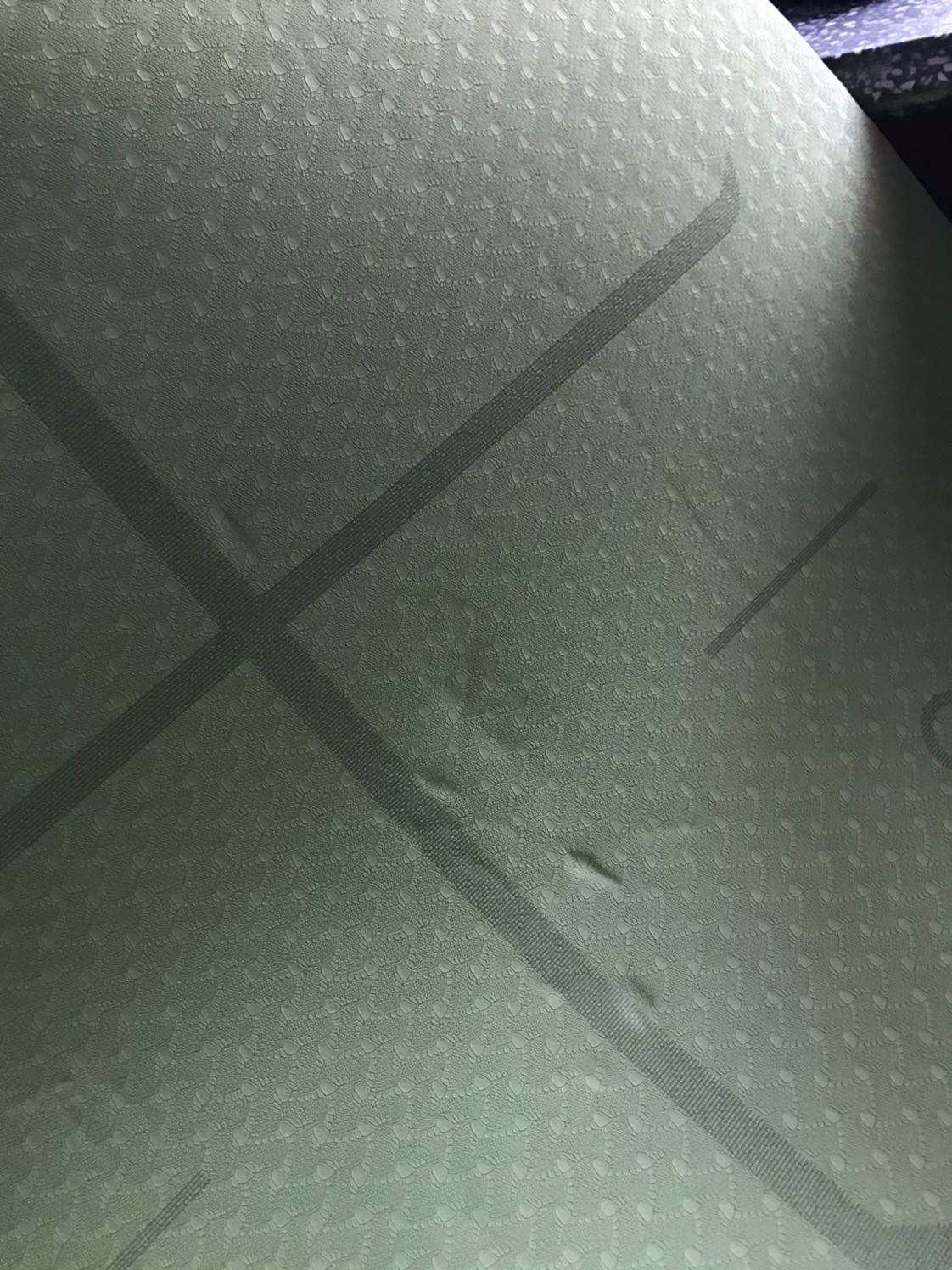 Đánh giá:4.5/5
Giao hàng: đúng ngày
Đóng gói: kỹ_ nhưng làm móp một xíu( có thể bỏ qua_trên hình)
Chất lượng: trông rất tốt(dày và dài)_ nhưng có mùi của chất liệu ( hơi khó chịu), bám nền tốt.