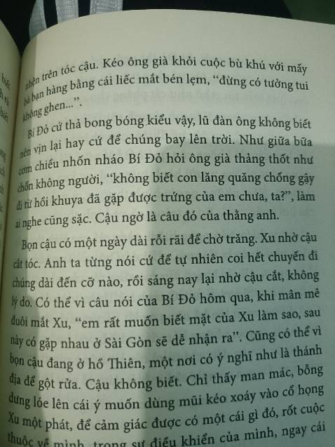 con người với dòng sông Di cứ chảy trôi chầm chậm, rồi lại mất hút như cách mà cậu chìm dần vào lòng Túi, đơn giản và gọn ghẽ.