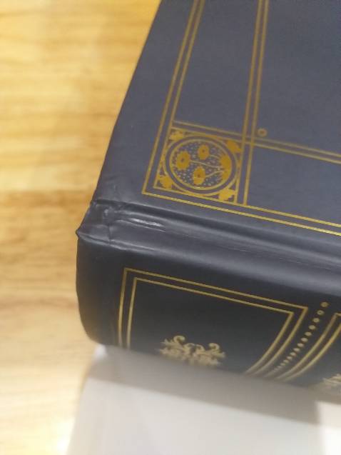 Nói thật là trc lúc nhận hàng mình kbt là nó to như vậy luôn á :) Khi đọc thì mình có thấy hơi lo ngại vì sợ gãy sách :') Nhg mà k sao, đẹp như mong đợi, mua về để trưng là chính nên tạm tha thứ. (Có mấy câu chuyện trong này ngắn nhg k mang ý nghĩa gì hết á nên mình hơi hoang mang :')) Trừ 1đ vì Tiki đóng hàng sơ sài nên quyển nào của m cx bị móp hết nha😢