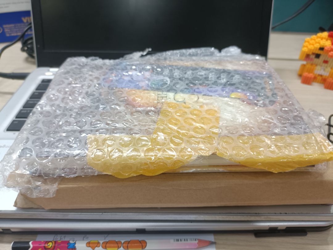 Mua 2 cuốn nhưng chỉ giao 1 cuốn phải gọi lên tổng đài rồi chụp hình gửi qua ***. Phiền lắm luôn đó. Lúc cầm sản phẩm cũng nói shiper "sao 2 cuốn mà mỏng vậy?" nhưng vẫn cầm tiền trả 2 cuốn. 😌😌😌
Thêm phần đóng gói chỉ biết cạn lời, nếu chỉ quấn xốp nổ mặt trước mặt sau để không quấn thì sau này quấn nữa.