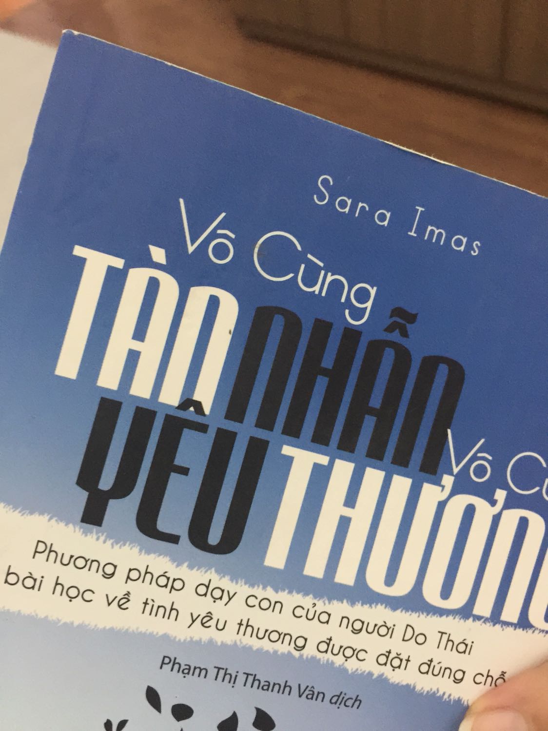 Thực sự rất không hài lòng khi nhận đc sách này từ Tiki, bìa bị lõm do vật khác đè lên, gáy sách thì bị bong tróc, giấy quá đen và cũ, trên giấy còn vài chỗ bị bẩn. Tôi đề nghị Tiki đổi lại sách khác cho tôi. Đã mua nhiều lần của Tiki, nhưng những lỗi nhỏ thì ko sao, nhưng thực sự quyển này quá khiến tôi thất vọng về việc chọn đồ giao hàng cho khách của Tiki. Đề nghị Tiki giải quyết sớm và gửi sách mới đổi lại cho tôi.