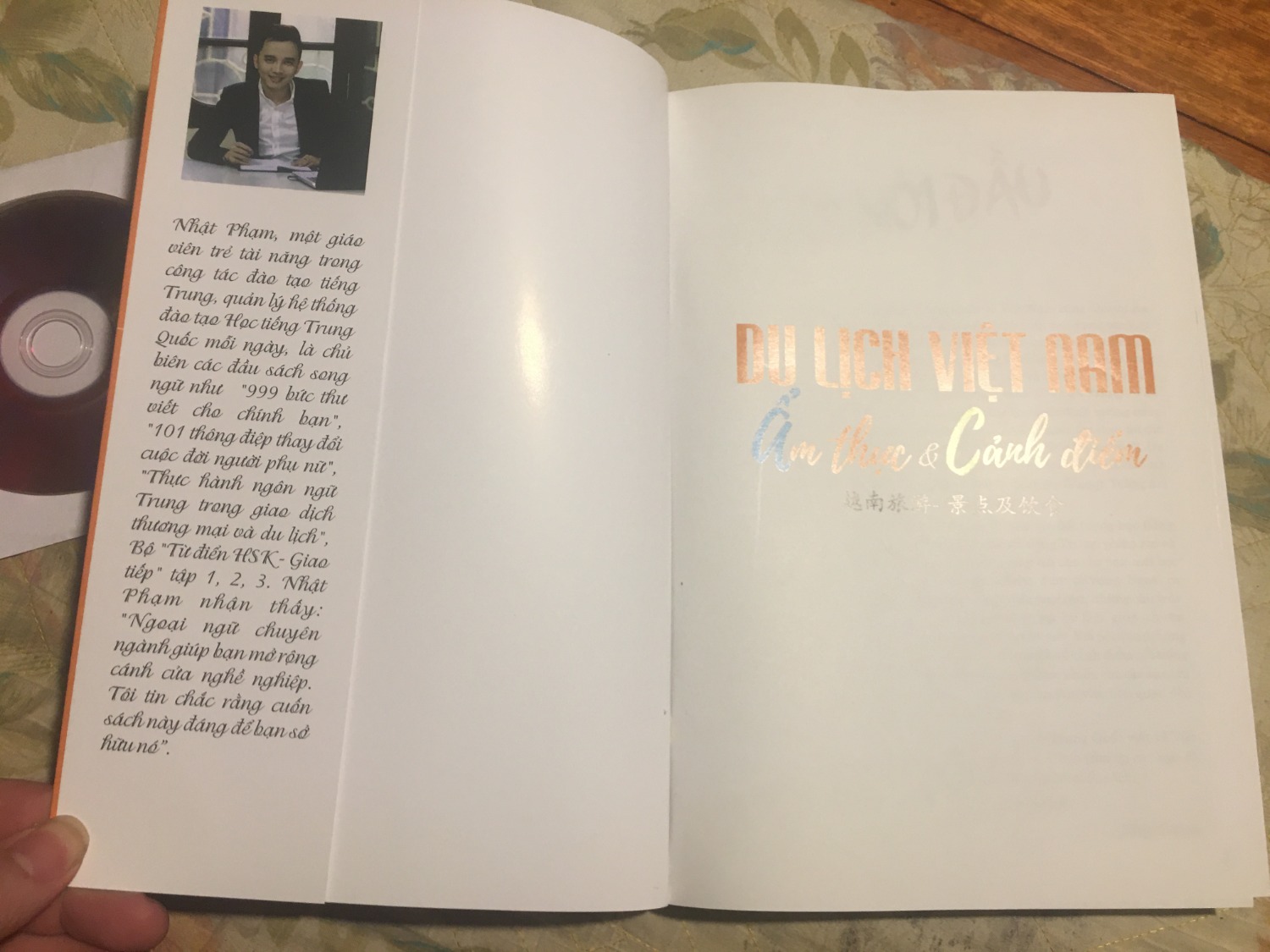 Hình thức sách thiết kế đẹp, đa màu sắc , nội dung đa dạng tương đối đầy đủ. Bên trong có phần chữ Hán, phiên âm , dịch nghĩa, nét chữ rõ ràng, chất lượng giấy in tốt.